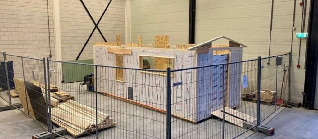 foto van de bouw van een tiny house