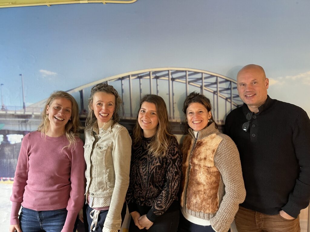 Stadskracht Arnhem Voor bewonersinitiatieven en vrijwilligersorganisaties Annet Elzinga Alex Seffinga Caroline Hofstra Hanneke de Jong Nicole Cordewener Sonja Meijer